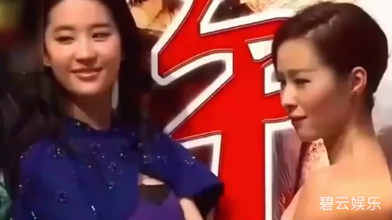 刘嘉玲为被推倒粉丝擦眼泪 与刘亦菲同样被赞
