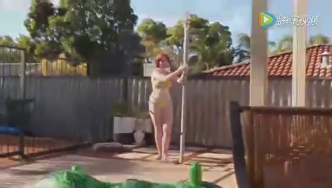 泳装美女运动出糗集锦 跳钢管舞各种摔倒