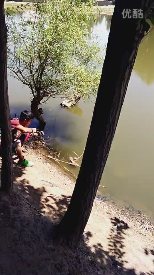 妖娆哥弹弓射鱼镖 近距离射鱼镖射鱼视频