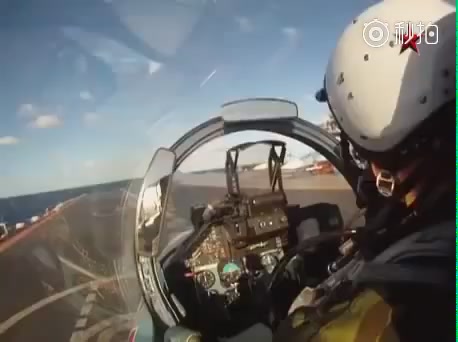 苏33在库兹涅佐夫航母起降的精彩画面 苏33:是由苏-27战斗机所衍生