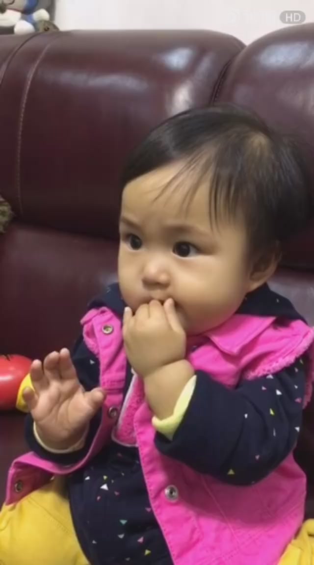 宝宝吃石榴自己学会把核吐出来了