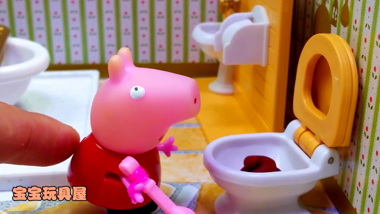 佩奇帮助猪妈妈打扫卫生间,发现马桶里有臭粑粑.乔治这时候来了