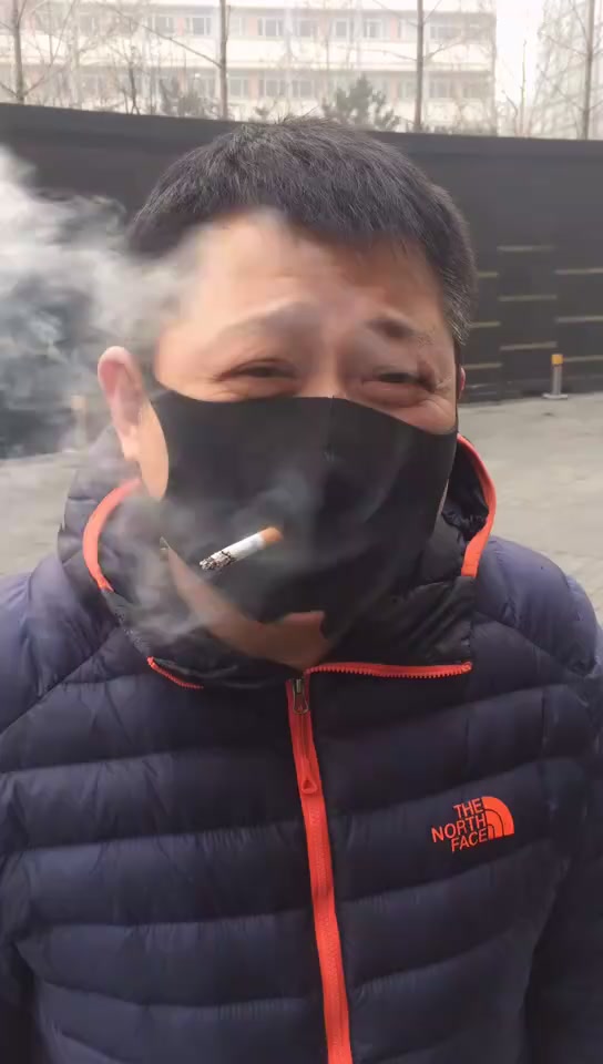 高手在民间:网友自创可抽烟防雾霾口罩