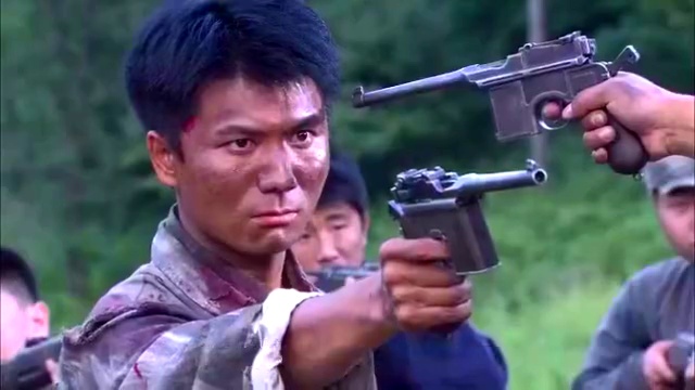 国军营长拿枪指着游击队长,当队长扒开衣服以后营长服了!