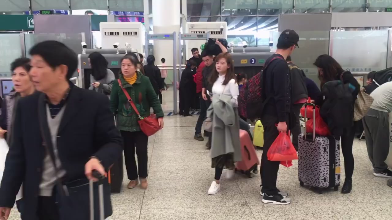 实拍春运深圳高铁站 外地人回来了 本地人和游客走了