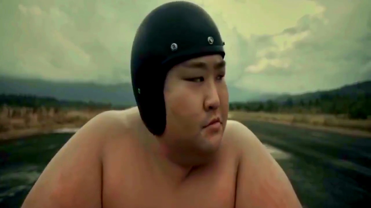 骑摩托飙车的两位日本相扑